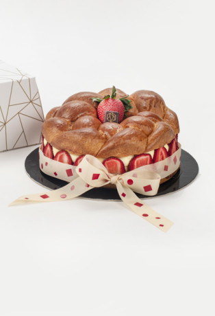 Tsoureki with patisserie cream and strawberries